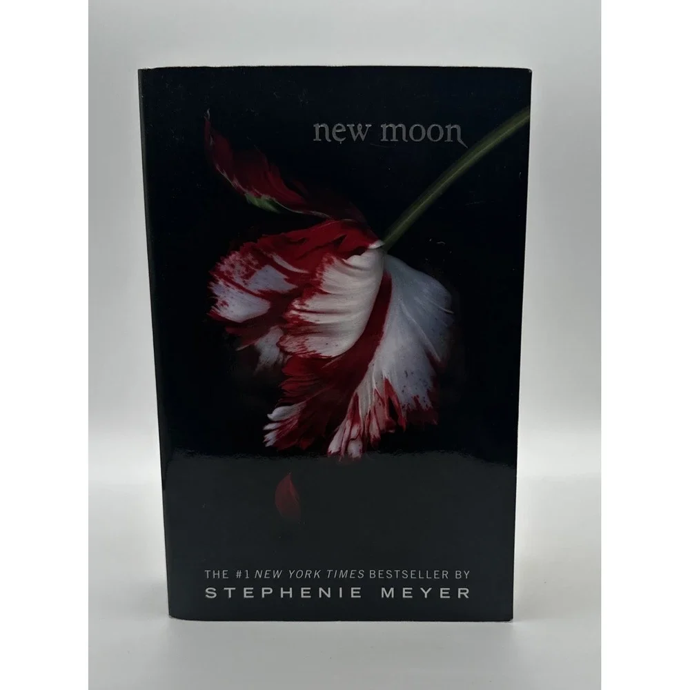 New Moon by Stephenie Meyer 2008 Paperback Book Twilight Saga Series